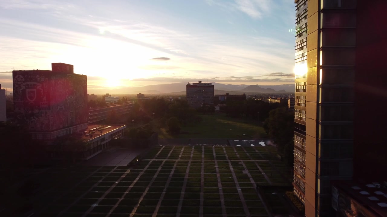 Vista aérea de um nascer do sol na Universidade UNAM, Cidade do México.