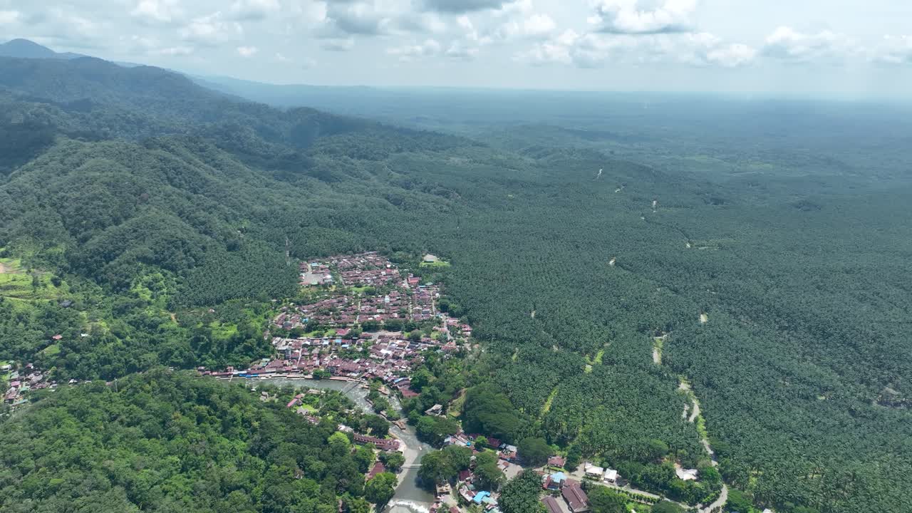 vista aérea de amplio ángulo, punto de referencia de indonesia, aldea de bukit lawang, sumatra