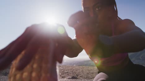 Mujer-Afroamericana-Estirando-Las-Piernas-En-La-Carretera