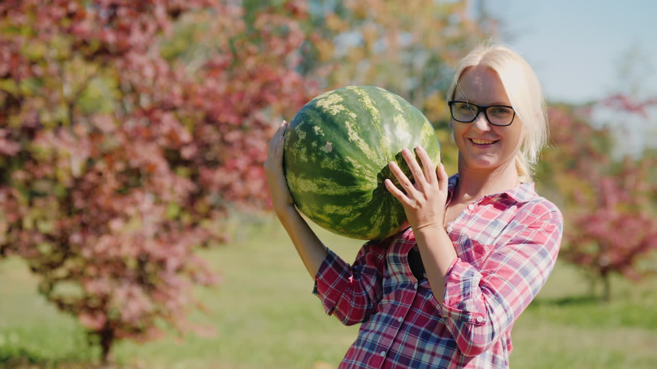 수박을 들고 있는 여자