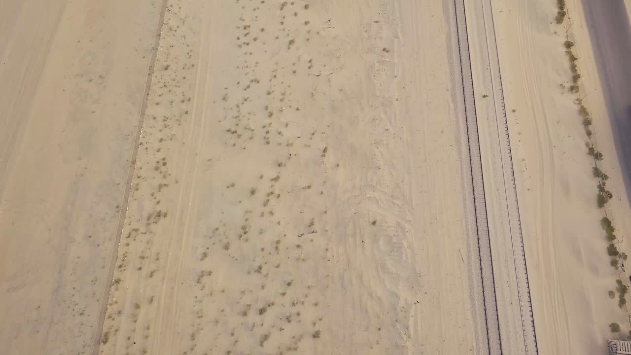 사막에서 기차 트랙의 항공 영상