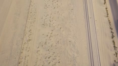 imágenes aéreas de vías de tren en el desierto