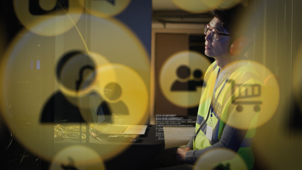 animación de datos sobre hombre asiático ingeniero informático con portátil comprobando el servidor de computadora