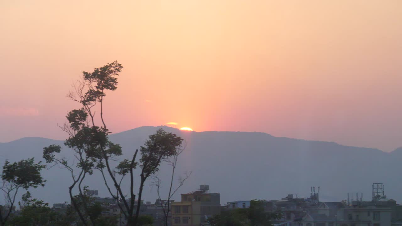 vista del atardecer desde la ventana del tren en kunming, china