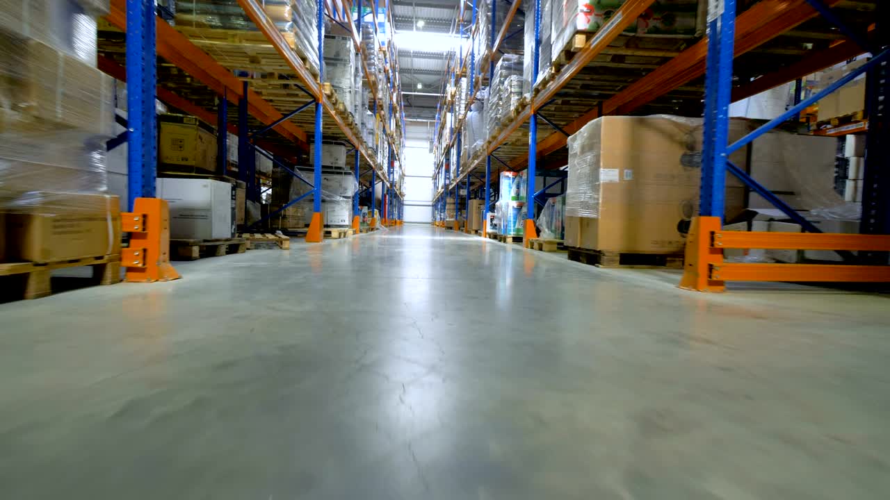 almacenamiento, almacén en el interior. la cámara va a lo largo de estantes, estantes. 4k.