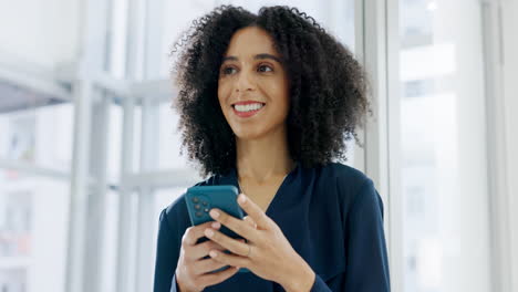 Happy-woman-with-phone,-thinking-in-office