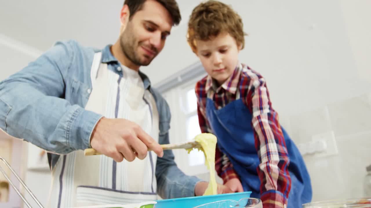 padre e hijo preparando pastelitos