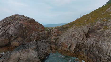 toma en órbita del singular faro de punta lameda en el mirador de monteferro, vigo, galicia, españa
