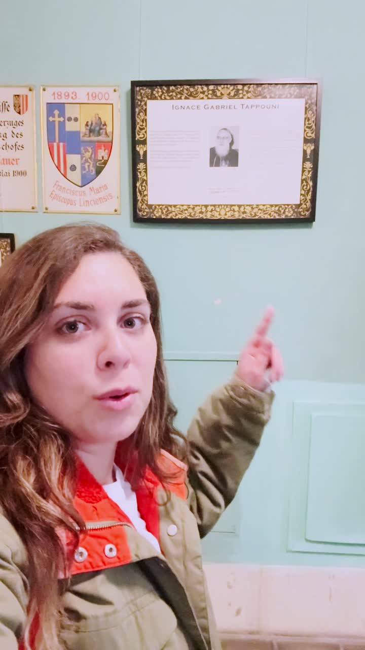 Joven vloguera explorando un museo de galería de arte