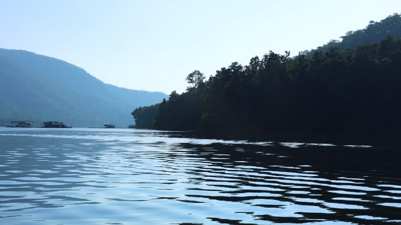 산과 나무의 반사와 함께 평온한 물