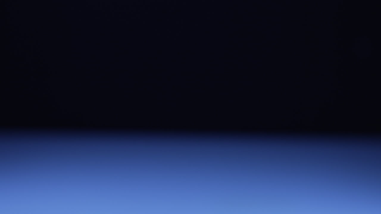 наклонить лампочку вверх при синем окружающем освещении