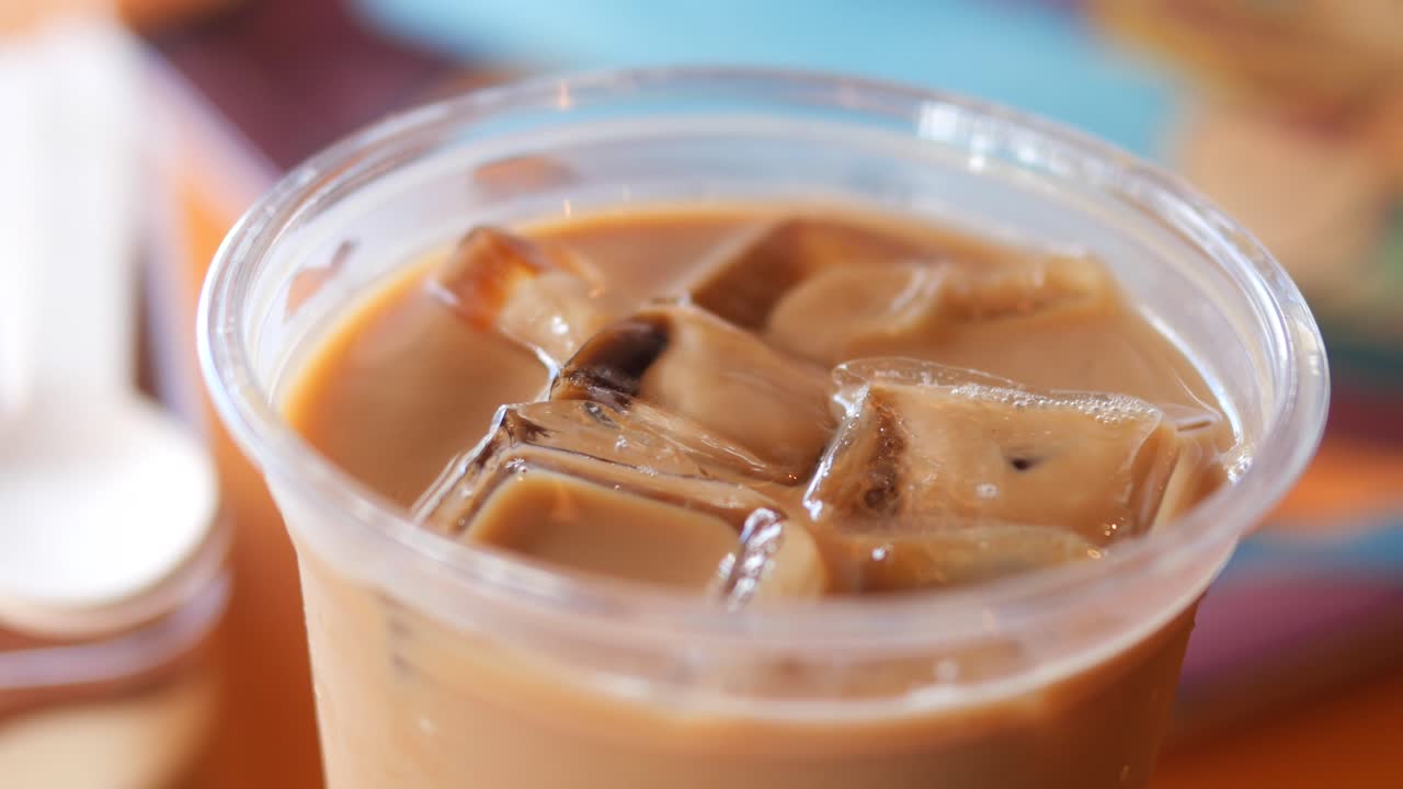 얼음 큐브와 함께 얼음 커피