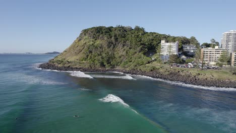 Olas-Oceánicas-Y-Playa-En-Verano,-Parque-Nacional-Burleigh-Heads-En-Gold-Coast,-Qld,-Australia---Disparo-De-Drones