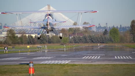 Steen-Skybolt-Acro-Doppeldecker-Springt-Auf-Der-Landebahn-Während-Der-Landung-Hinten