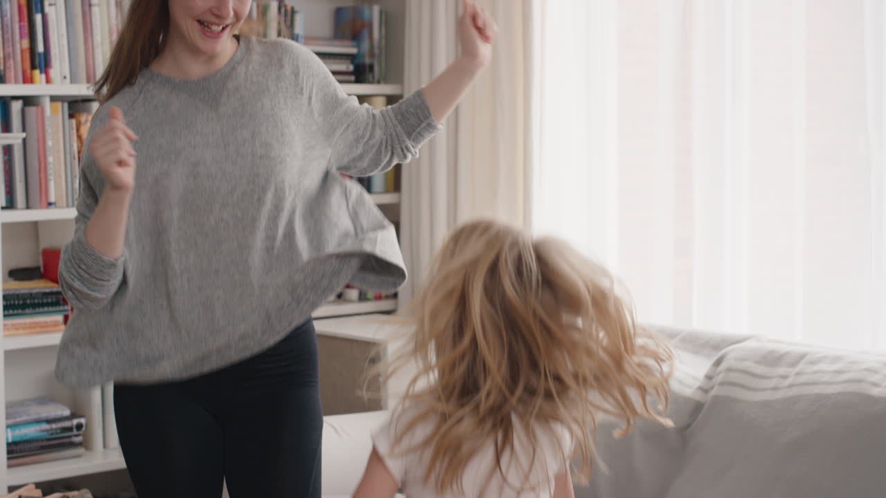 행복한 가족 춤을 추는 십대 소녀는 집에서 작은 여동생과 함께 재미있는 춤을 추고 흥미진진한 주말을 함께 축하합니다 4k