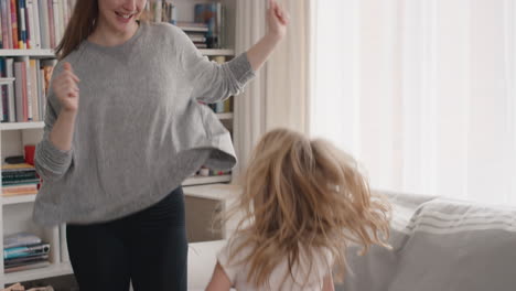 feliz familia bailando adolescente divirtiéndose bailando con su hermana pequeña en casa celebrando un emocionante fin de semana juntos 4k