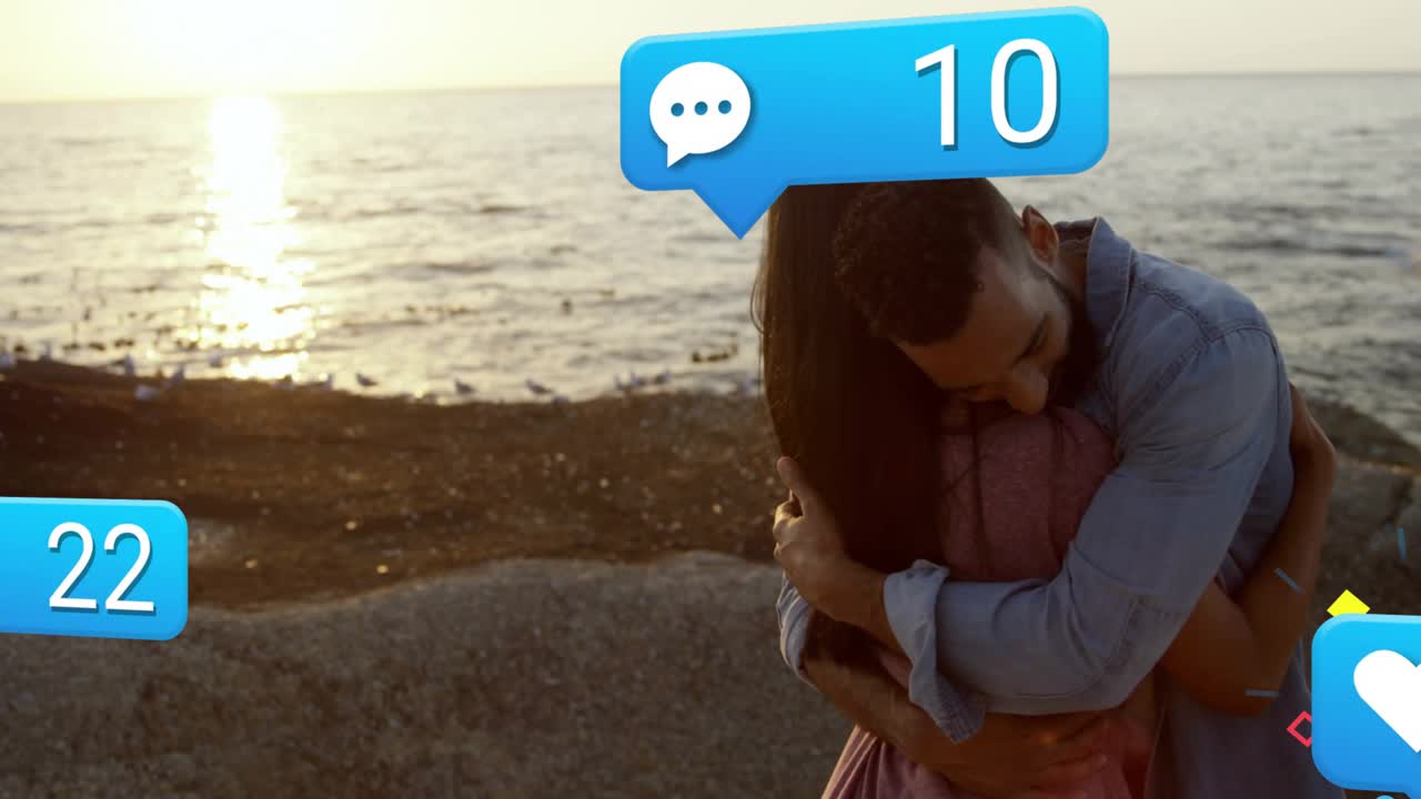 Pareja abrazándose en la playa al atardecer, generando «me gusta», comentarios y seguidores para marketing en redes sociales