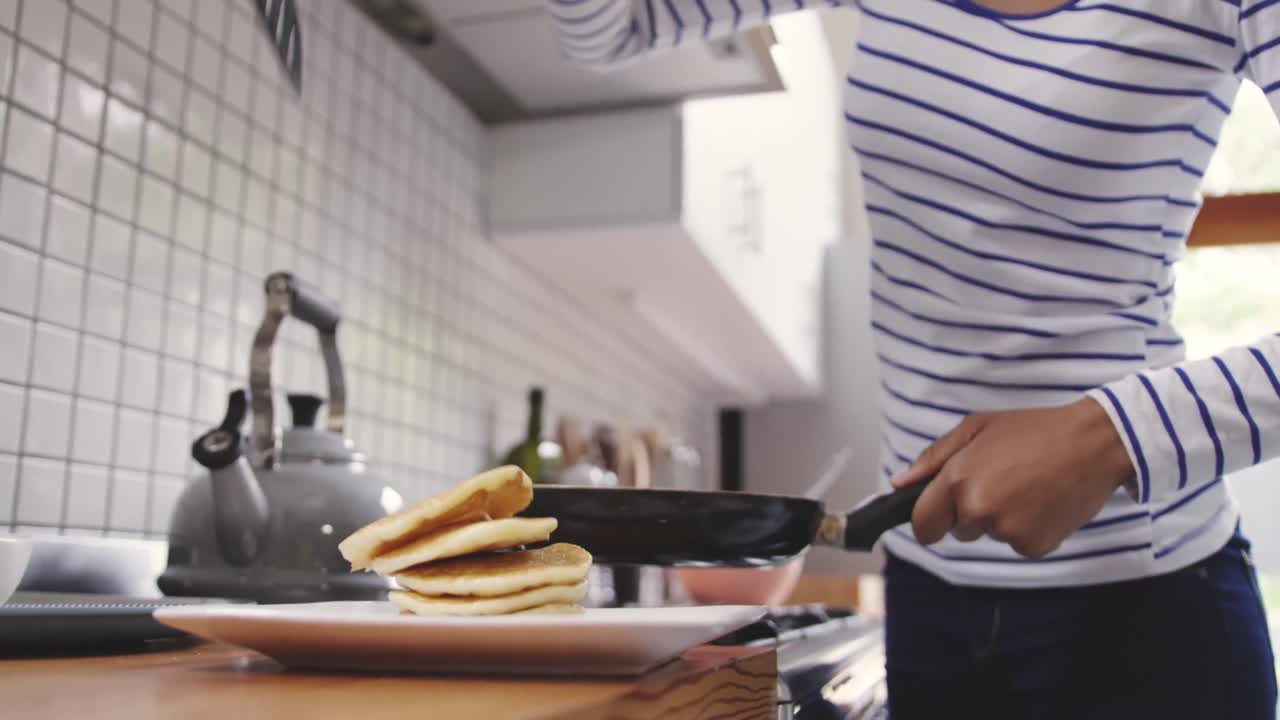 la familia pasa tiempo juntos en casa