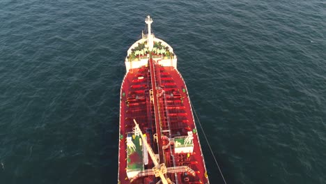 petrolero en el océano