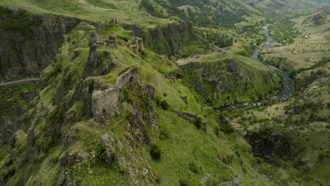 ruinas de la fortaleza tmogvi que se elevan sobre el río mtkvari en samtskhe-javakheti, georgia del sur