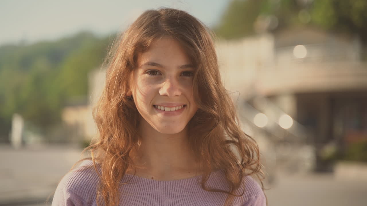 linda adolescente sonríe directamente a la cámara