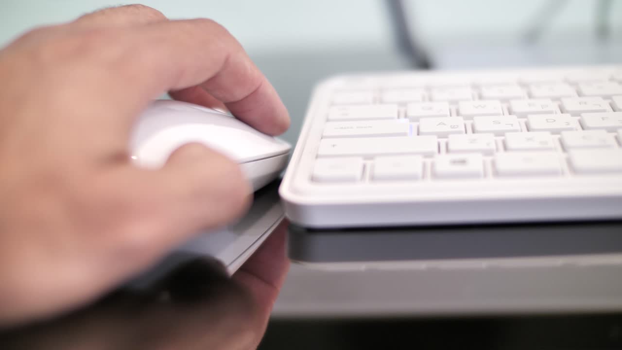 왼손잡이 컴퓨터 사용자, 왼손에는 마우스 보유, 작업, 키보드 입력