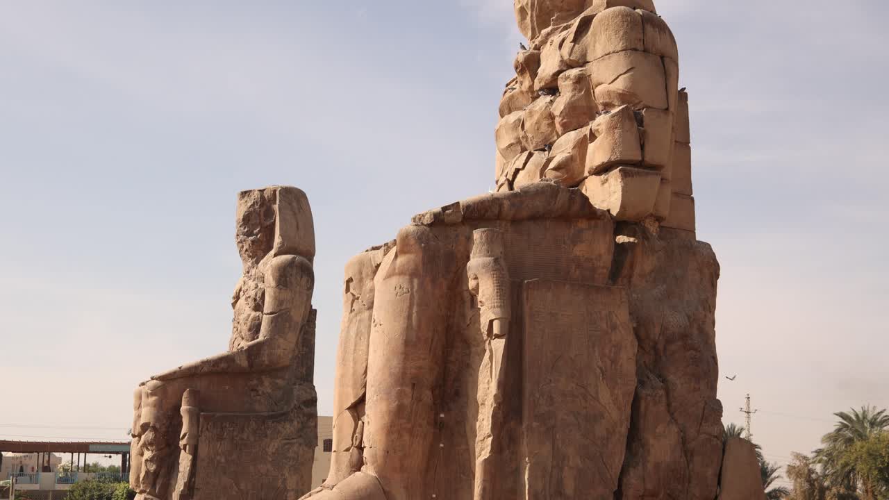 dos gigantescas estatuas en ruinas de faraones en el coliseo de memnon en luxor, egipto