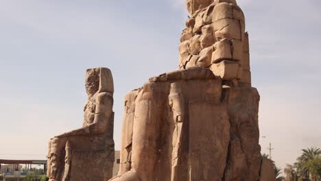 zwei riesige zerstörte pharao-statuen im kolosse von memnon in luxor, ägypten