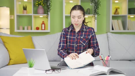 Asian-business-woman-speaking-at-facetime-business-meeting.