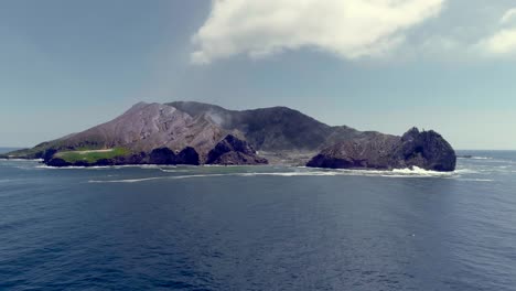 isla volcánica whakaari en la bahía de la abundancia frente a la costa de nueva zelanda, antena