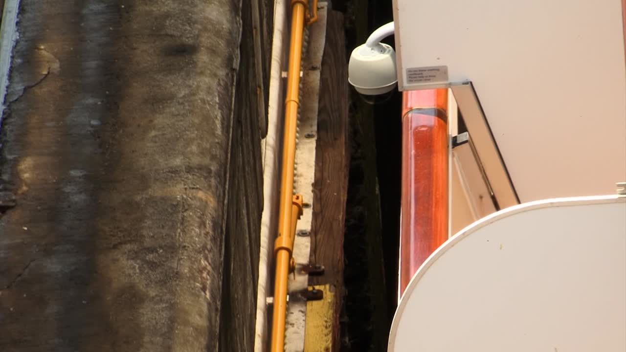 la distancia entre el casco del barco y la pared de la cámara de las esclusas de pedro miguel