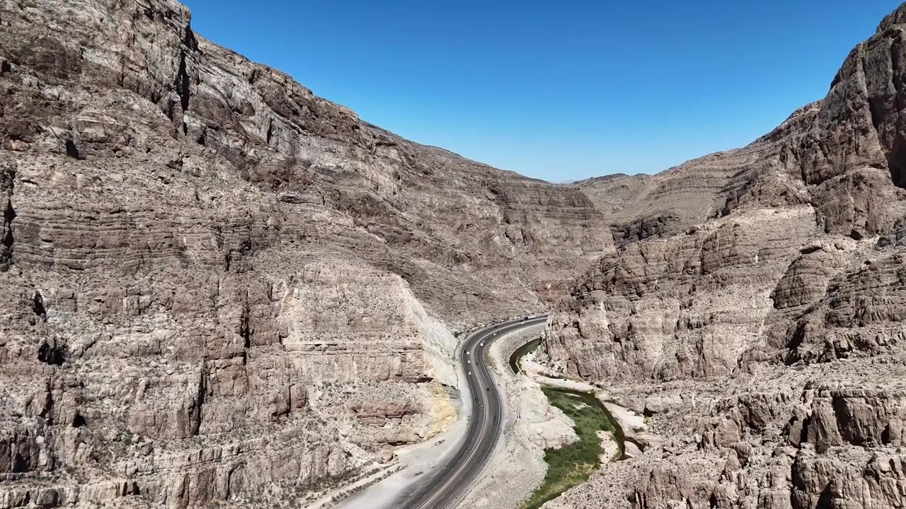 Vista aérea através de um cânion de montanha acima do tráfego da interestadual em Utah.