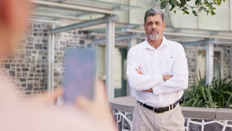 Teléfono,-Fotografía-Y-Brazos-Cruzados-Por-Un-Hombre-Mayor