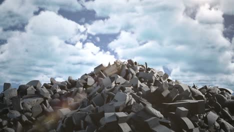rocas de escombros contra el cielo y el fondo de nubes