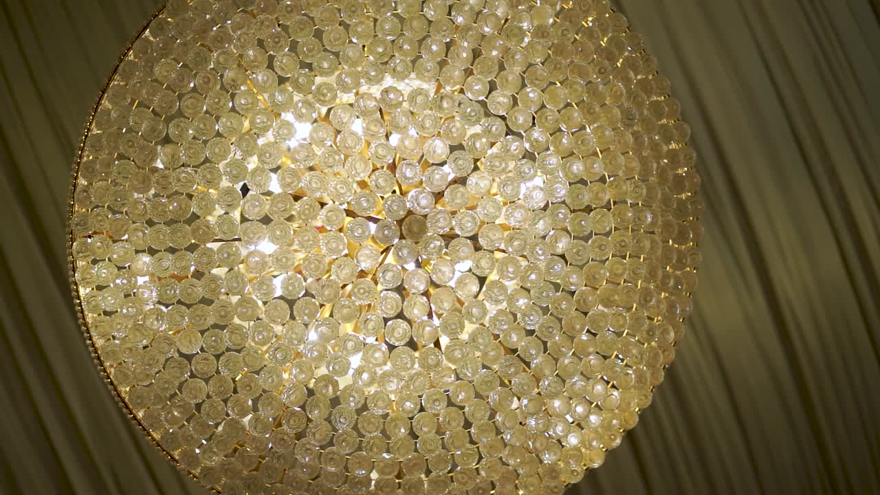 un gran candelabro clásico asiático de bodas está en el techo, mostrando su belleza