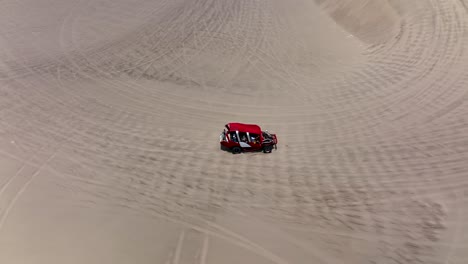 Dune-buggies-in-Huacachina,-Peru-desert