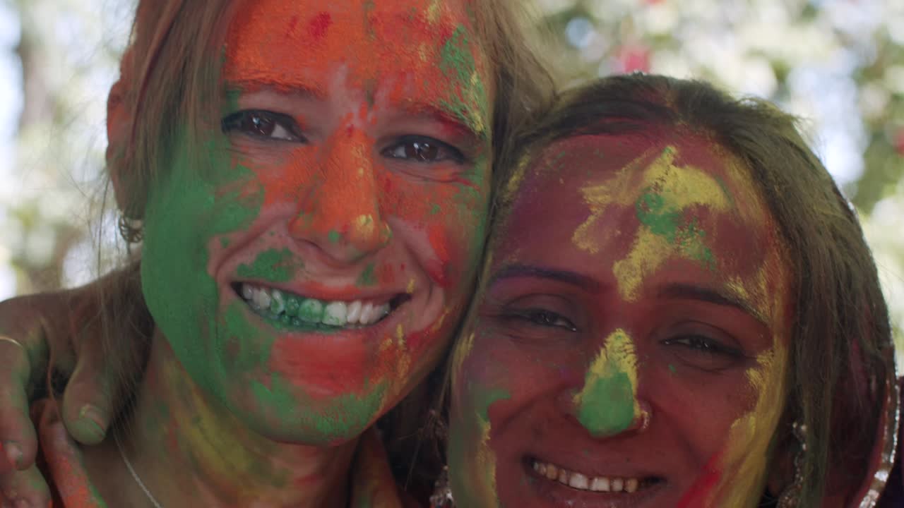 홀리 (holi) 는 인도에서 유래된 유명한 고대 힌두교 축제입니다.