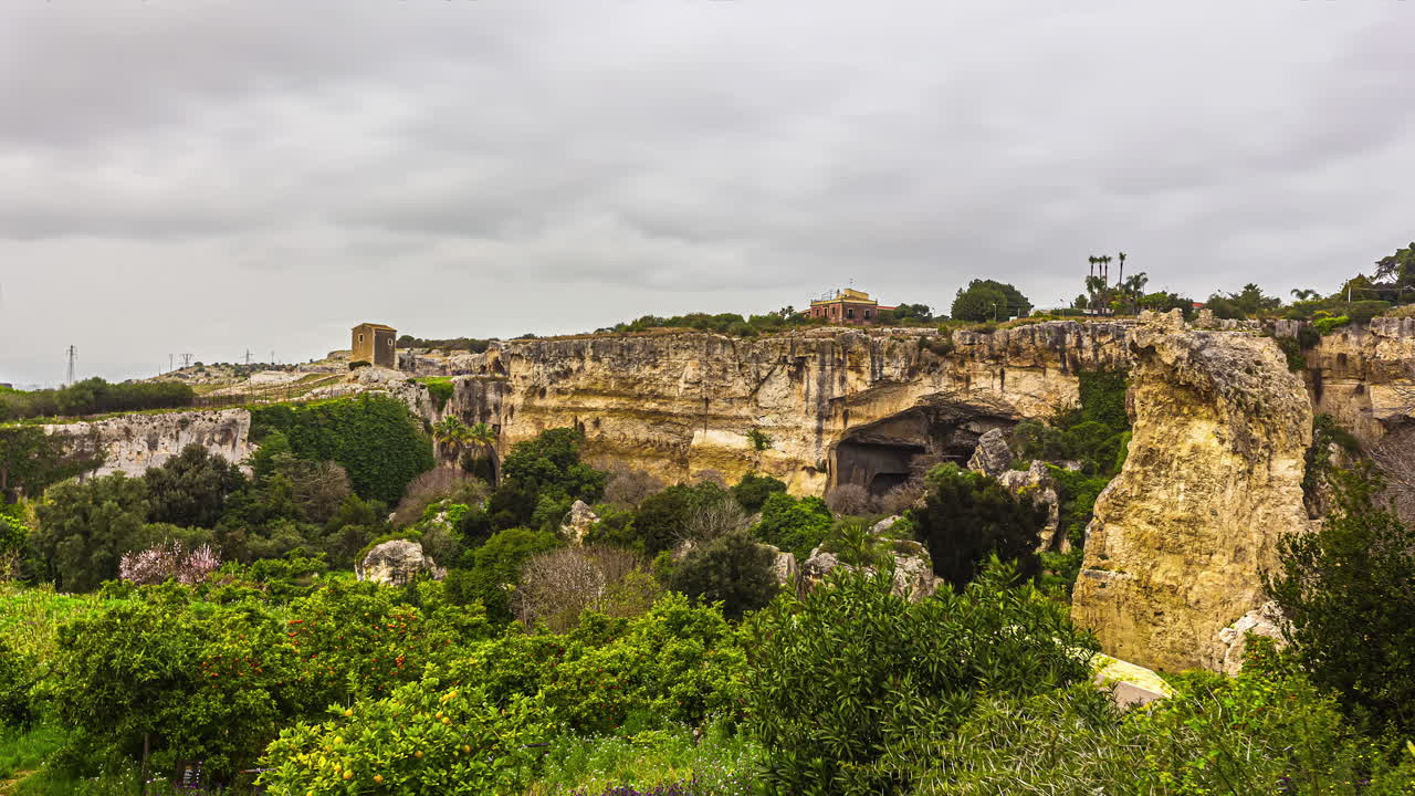 산타 파나 기아, 시칠리아에있는 고대 그리스 극장 위로 날아가는 구름의 저속 촬영