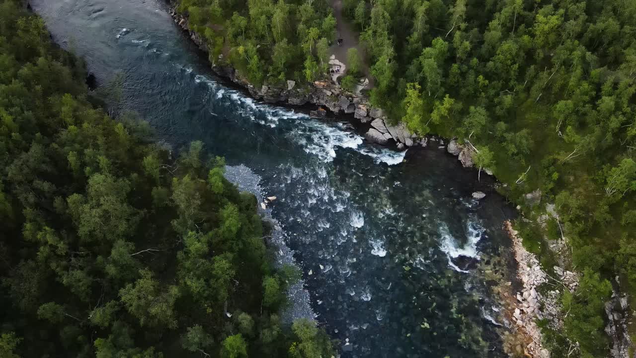 las aguas del valle que fluye del parque nacional de abisko kiruna suecia