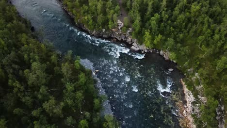 las aguas del valle que fluye del parque nacional de abisko kiruna suecia