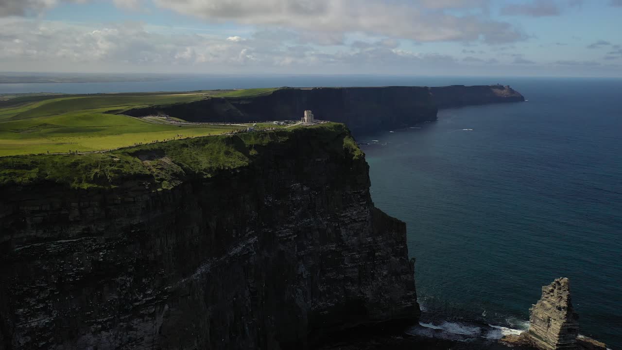 torre moher al borde de los acantilados de moher, irlanda, revelación aérea