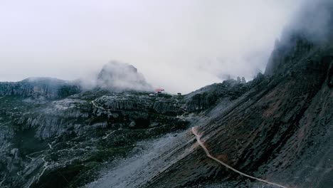 Der-Nebelweg-Zur-Dreizinnenhütte-Bei-Den-Drei-Zinnen-In-Südtirol,-Italien