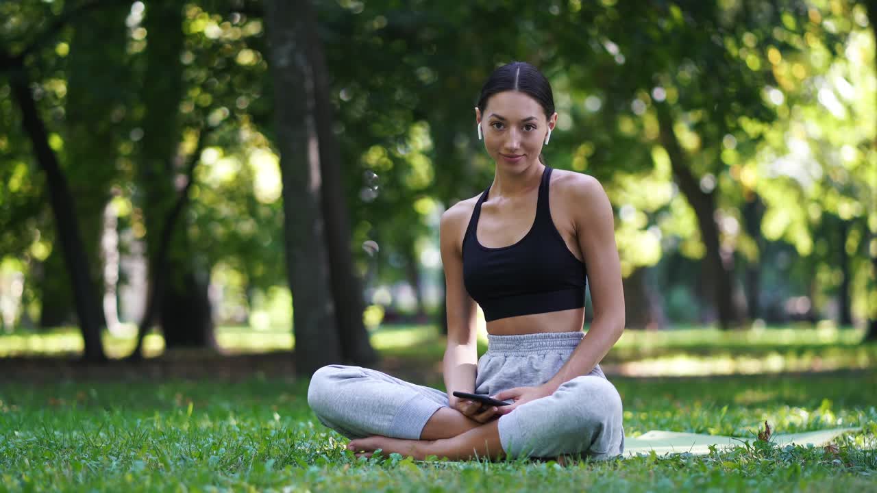 mujer relajándose al aire libre con su teléfono