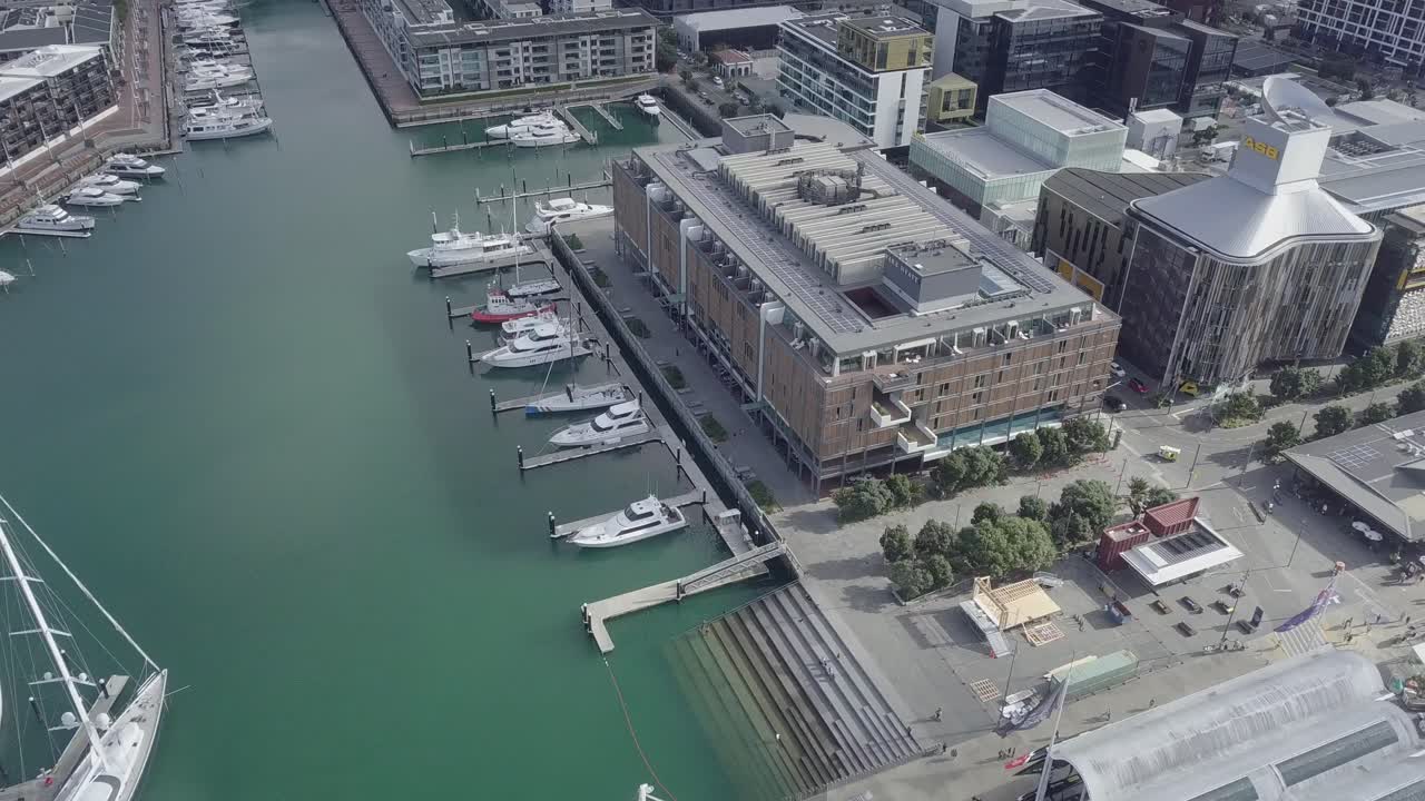 giro de drones que muestra el puerto de agua y los hoteles en cbd auckland