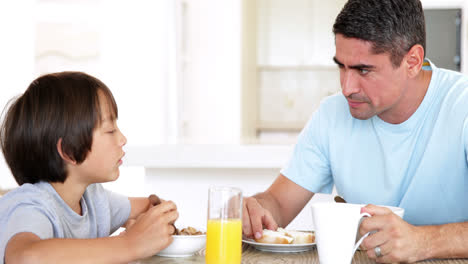 Hombre-Charlando-Con-Su-Hijo-Durante-El-Desayuno