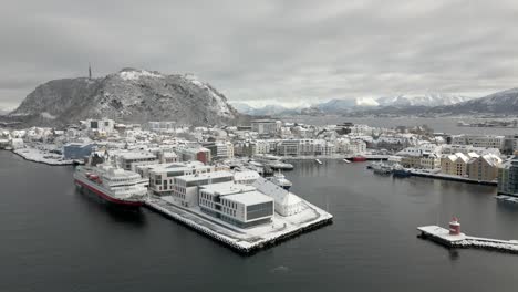 el hurtigruten &quot;richard with&quot; está atracado en el puerto de ålesund