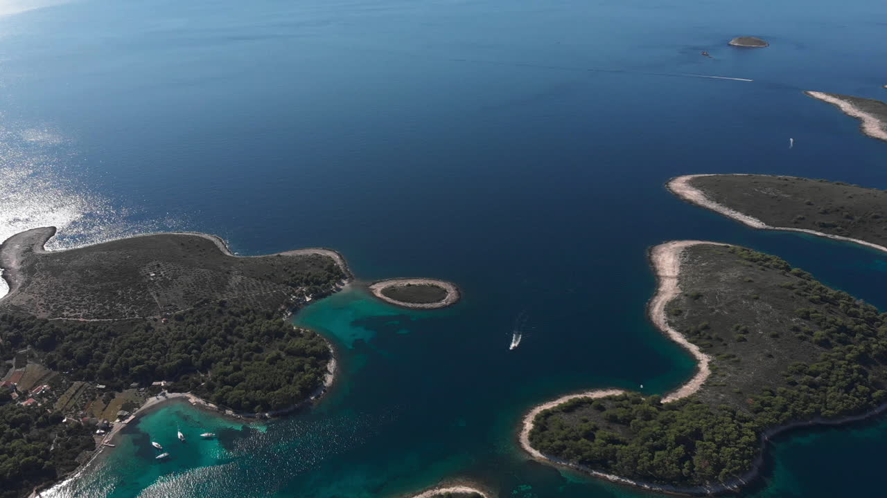 Luftfoto av vakre øyer i Adriaterhavet