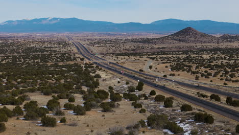 Santa-Fe,-New-Mexico-In-Der-Ferne-Auf-Der-I-25