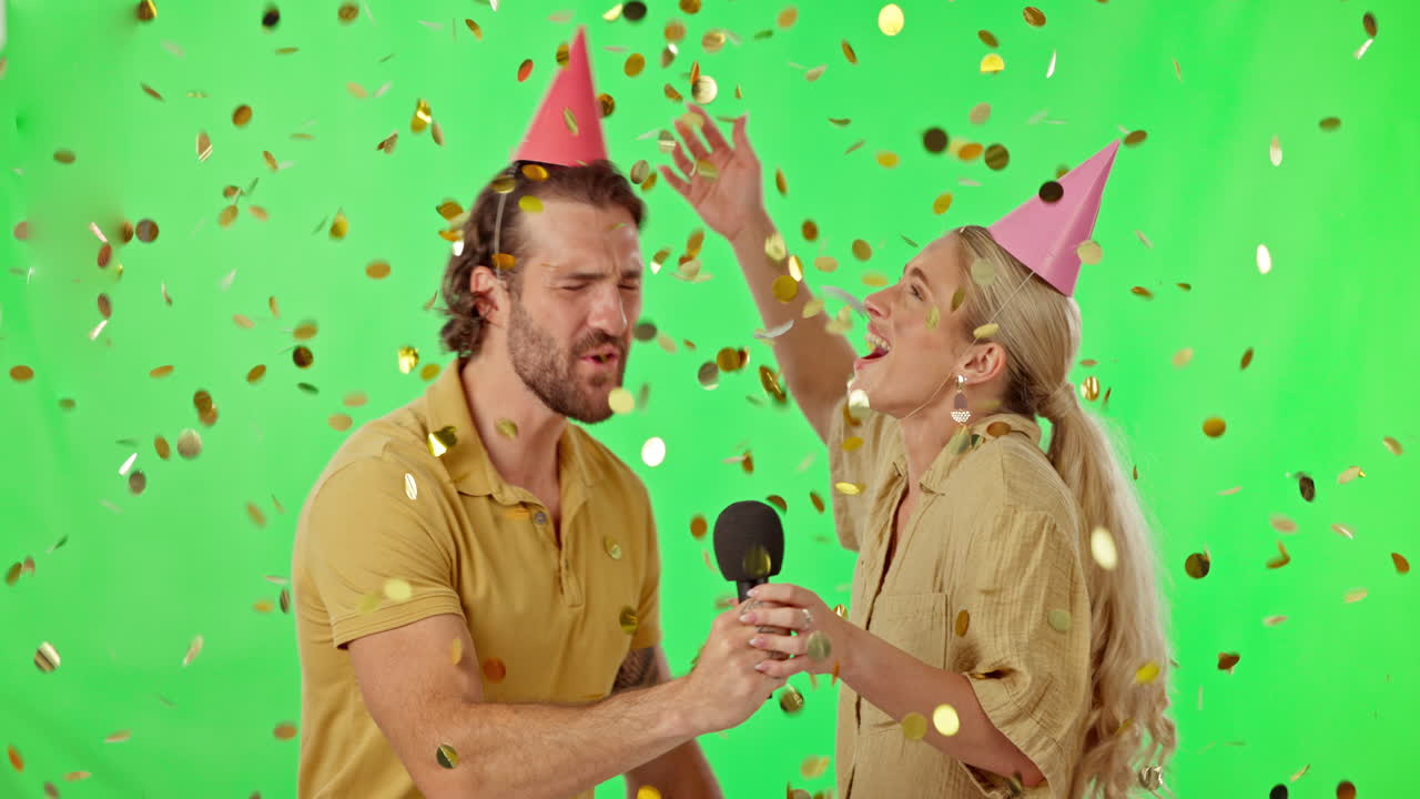 Schermo verde, festa e coppia al karaoke