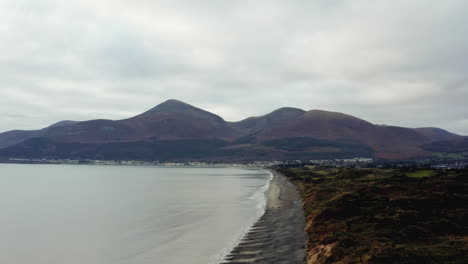 摩恩山 (mourne mountains) 北愛爾蘭 摩爾洛灣 (murlough bay) 海灘和沙丘 無人機空中